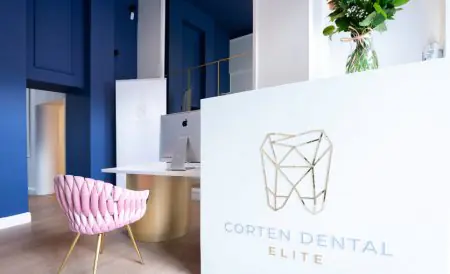 منطقة الاستقبال في Corten Dental Elite بديكور عصري وعلامة تجارية