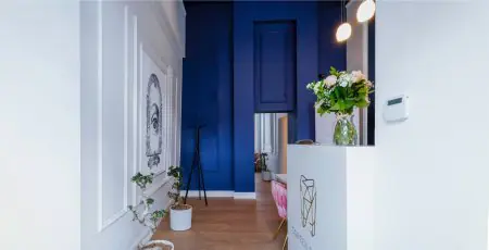 منطقة الاستقبال في Corten Dental Elite بديكور عصري وترتيب زهور