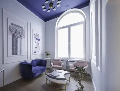 غرفة انتظار حديثة في Corten Dental Elite بديكور أنيق ومقاعد مريحة