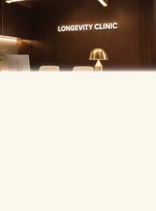 Mostrador de recepción en Longevity Clinic Malaysia con decoración e iluminación moderna