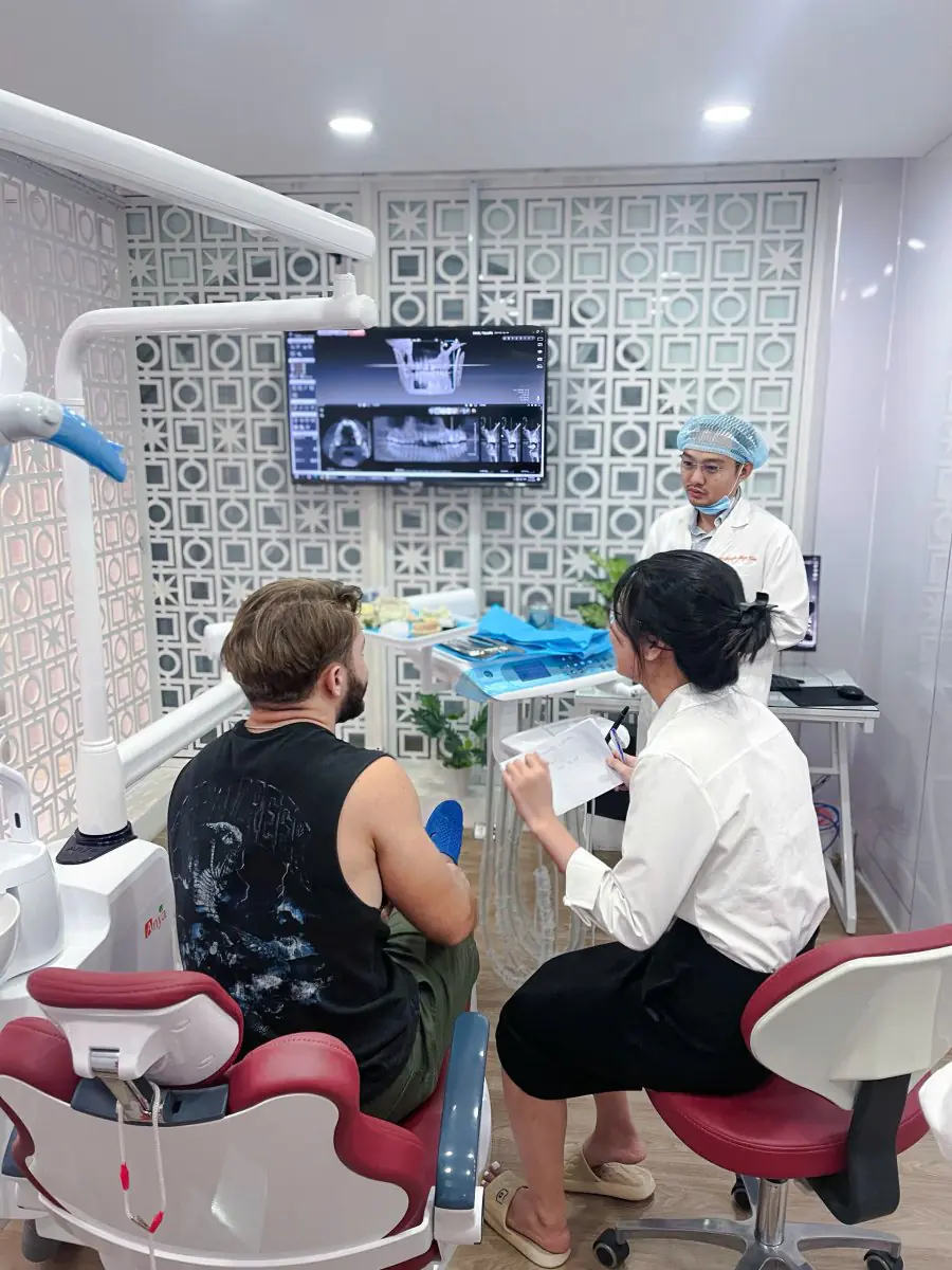 Salle de consultation dentaire au Saigon Center Dental Clinic avec radiographie numérique
