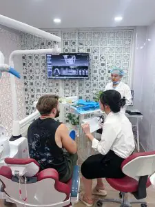 غرفة استشارة أسنان في Saigon Center Dental Clinic مع عرض الأشعة الرقمية
