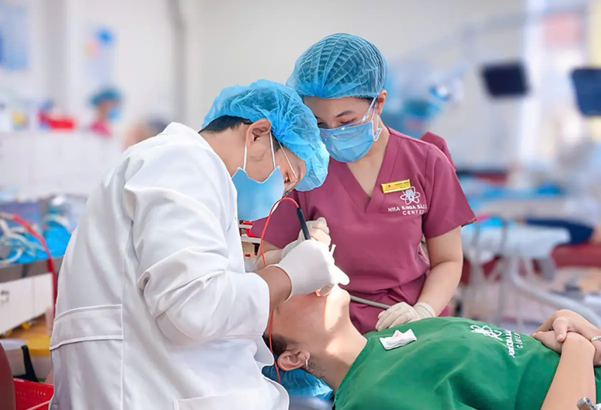 Dentistes réalisant un soin dans la salle de Saigon Center Dental Clinic