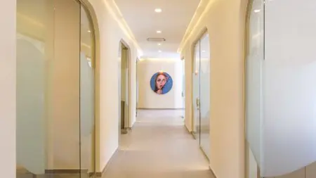ممر حديث بأبواب زجاجية في عيادة D’Art Dental Clinic