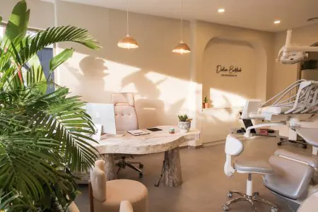 عيادة أسنان حديثة في D’Art Dental Clinic مع كرسي علاج ومكتب
