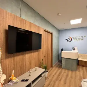 Área de recepción en Centro Médico de Investigación Vitalys con decoración moderna