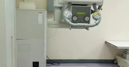 جهاز أشعة سينية رقمي في غرفة التشخيص في عيادة Smile — Family Dentistry