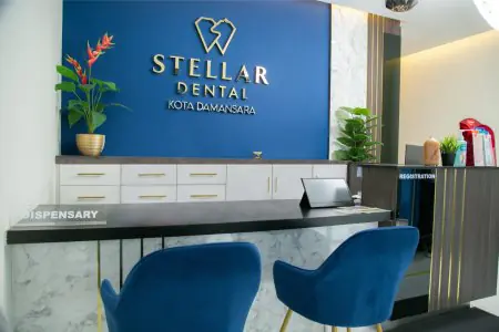منطقة الاستقبال في عيادة Stellar Dental Kota Damansara بديكور حديث