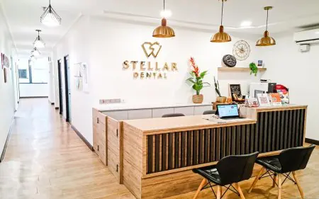 منطقة الاستقبال في عيادة Stellar Dental بديكور حديث ومقاعد للمرضى