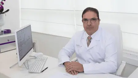 Sala de consulta en la clínica Dr. Augusto Valente (LipoHP®) con médico en el escritorio