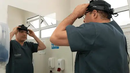 Cirujano preparándose para el procedimiento en la clínica Dr. Augusto Valente (LipoHP)