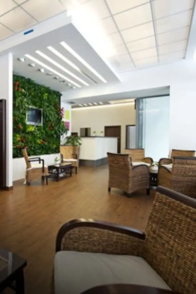 Зона очікування та рецепція в Schill Dental Clinic Praha із сучасним інтер'єром