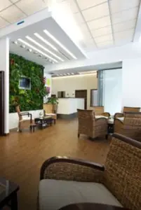 منطقة استقبال وانتظار في Schill Dental Clinic Praha بديكور عصري
