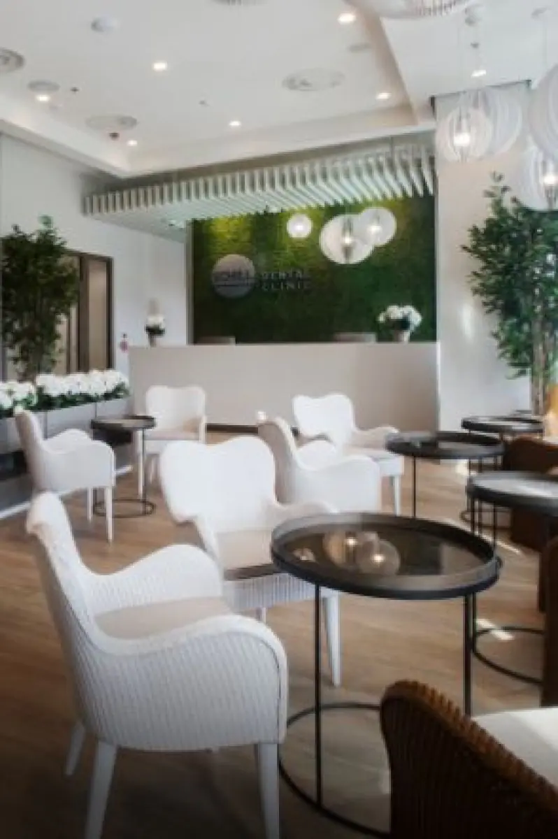 Зона очікування та рецепція у Schill Dental Clinic Praha, сучасна стоматологічна клініка в Празі