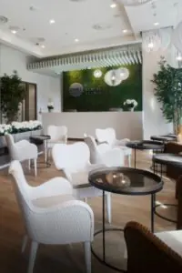 منطقة الاستقبال والانتظار في Schill Dental Clinic Praha، عيادة أسنان حديثة في براغ