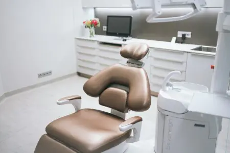 غرفة علاج أسنان حديثة في Schill Dental Clinic Praha مع معدات متطورة