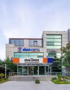 Fachada moderna de la clínica Hisar Avrupa Dental Polyclinic en Estambul