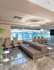 Área de espera moderna en Hisar Avrupa Dental Polyclinic con asientos cómodos