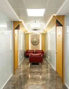 Área de espera con asientos modernos en Hisar Avrupa Dental Polyclinic, Estambul