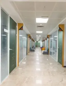 Pasillo moderno en Hisar Avrupa Dental Polyclinic con oficinas y área de espera