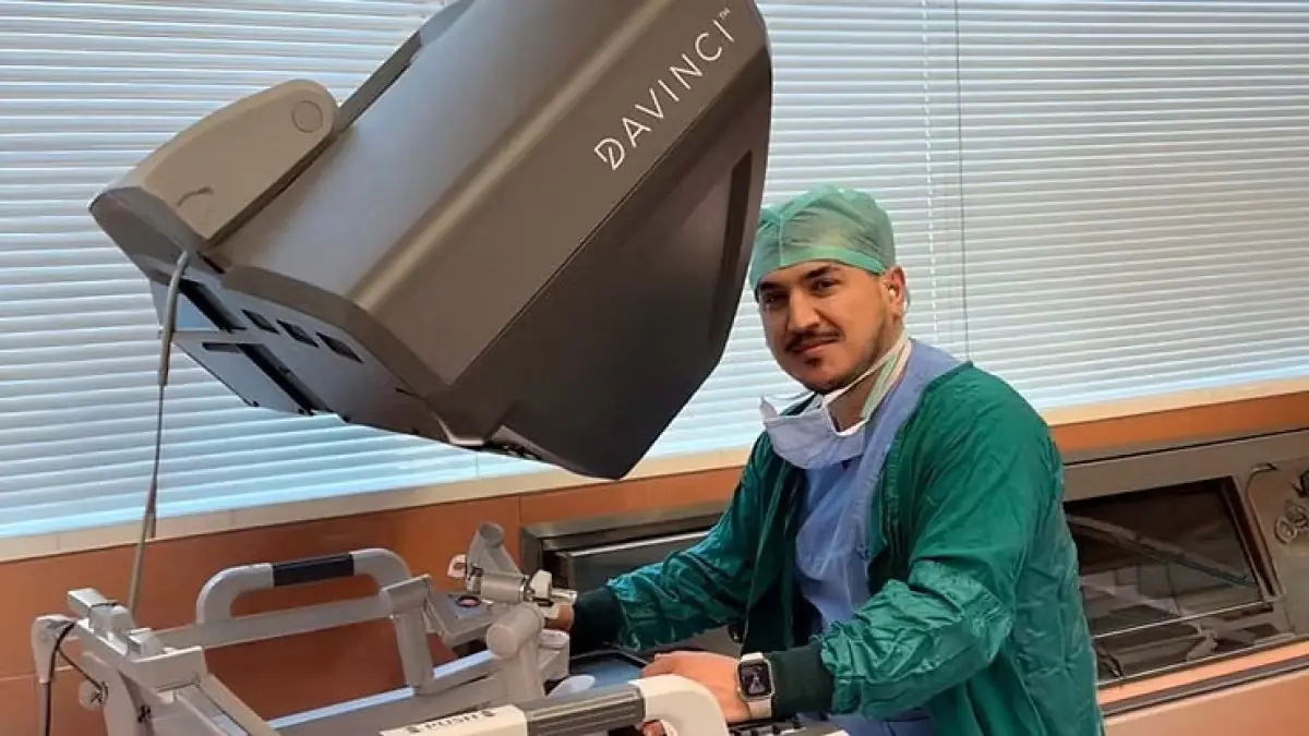 Chirurgien utilisant le robot Da Vinci à la Safe Urology Clinic