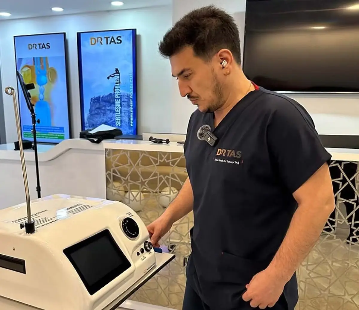 Médecin utilisant un équipement médical à la réception de Safe Urology Clinic