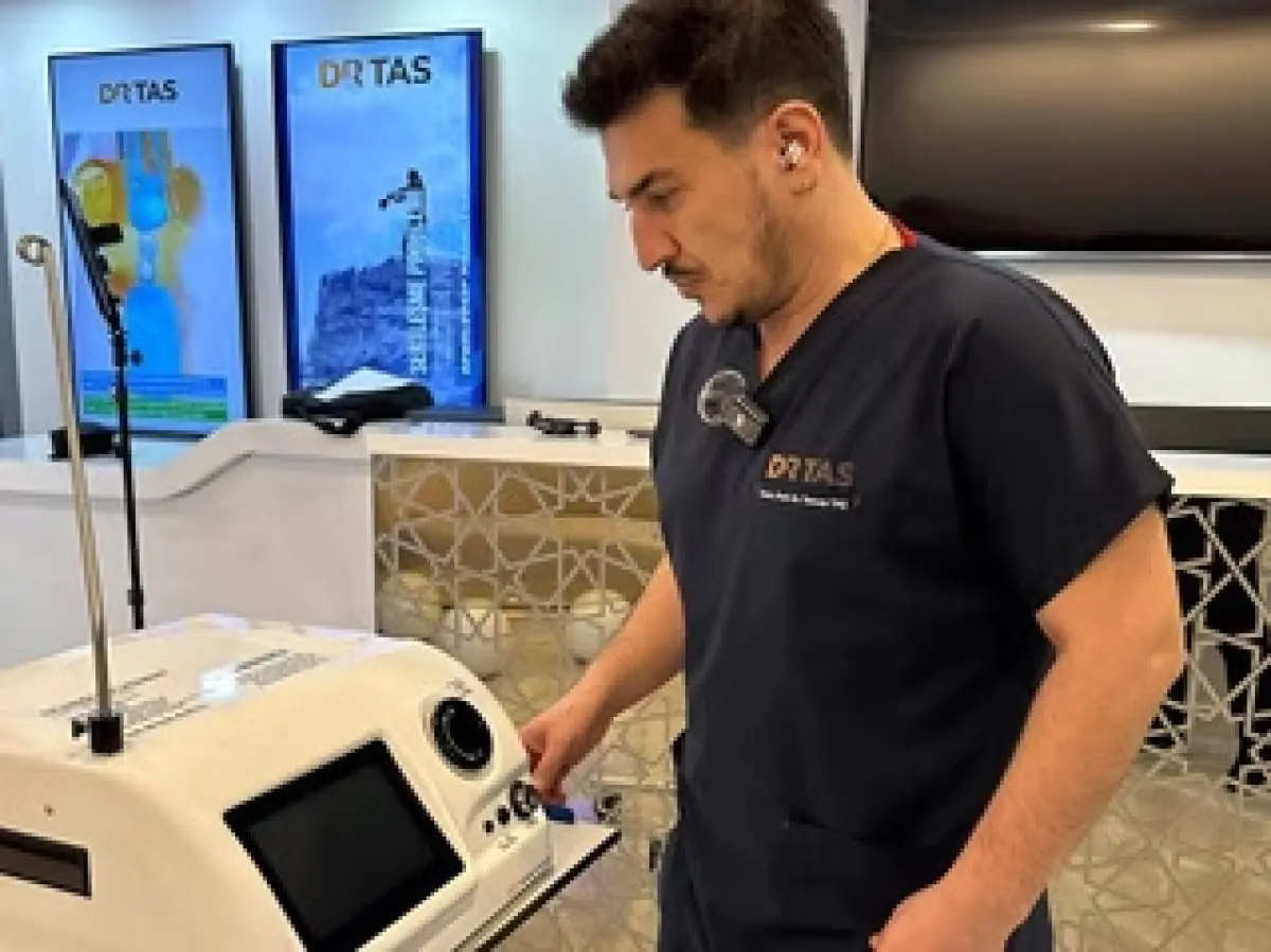 Spécialiste en urologie utilisant un équipement médical avancé à Safe Urology Clinic