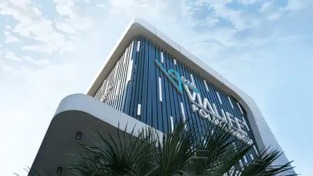 واجهة خارجية حديثة لعيادة Vialife مع شعار العيادة وأشجار النخيل