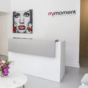 مكتب استقبال في عيادة MyMoment بديكور حديث ولوحات فنية