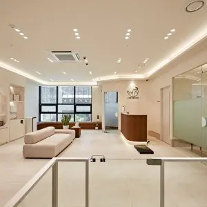 منطقة الاستقبال في GoldenBalance Women’s Clinic، ديكور حديث مع مقاعد انتظار