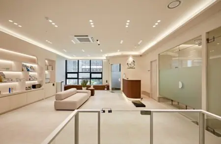 منطقة الاستقبال والانتظار في عيادة GoldenBalance Women’s Clinic بتصميم داخلي حديث