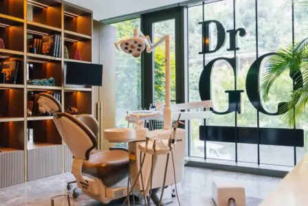 غرفة علاج أسنان حديثة في DRGO Smile Clinic مزودة بمعدات متطورة