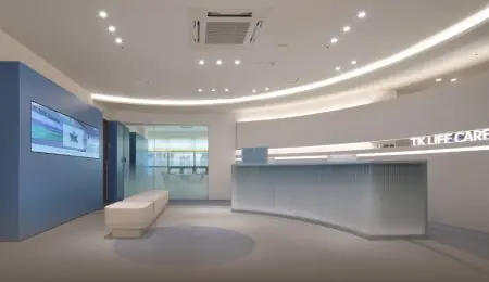 منطقة الاستقبال في مستشفى Bundang TK بتصميم حديث ومقاعد للمرضى
