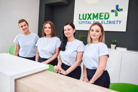 موظفو الاستقبال في عيادة LUX MED Szpital św. Elżbiety في بولندا