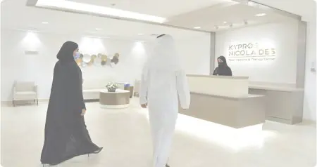 منطقة الاستقبال في Burjeel Medical City بتصميم حديث ومقاعد للمرضى