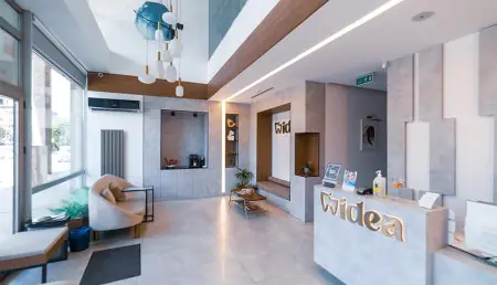 منطقة الاستقبال في İDEA Oral and Dental Health Polyclinic، عيادة أسنان حديثة