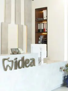 مكتب استقبال في İDEA Oral and Dental Health Polyclinic بديكور عصري