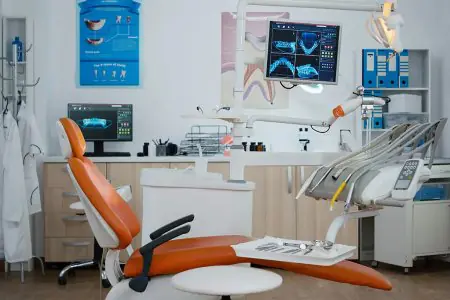 غرفة علاج أسنان حديثة مع أشعة سينية رقمية في عيادة MEF Dental Grup