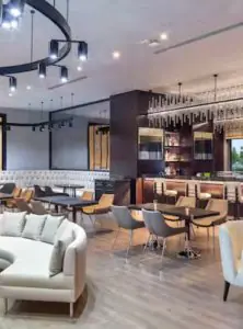 Sala de espera moderna para pacientes en Bank of Hair con asientos cómodos en Estambul