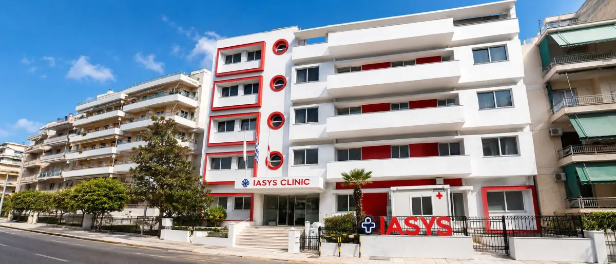 Façade moderne de la clinique IASYS à Athènes, Grèce, établissement médical à étages