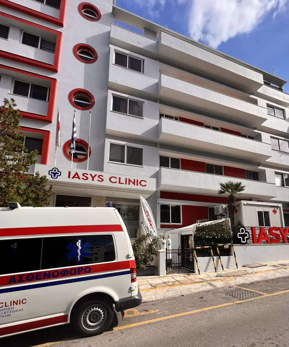 Façade de la clinique IASYS avec ambulance en Grèce