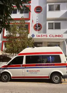 Fachada de IASYS Clinic con ambulancia estacionada al frente, Atenas, Grecia