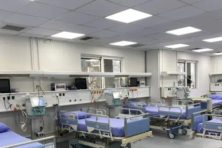 Unidad de cuidados intensivos en IASYS Clinic con camas y equipos modernos