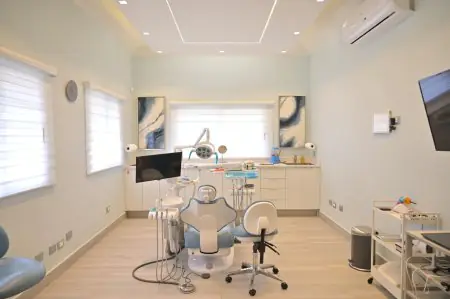 غرفة علاج أسنان حديثة في Padilla clinic Dental مزودة بأجهزة متطورة