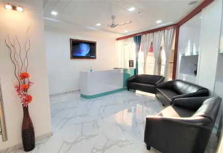 منطقة الاستقبال في Burute Dental Clinic بمقاعد حديثة وأرضية رخامية