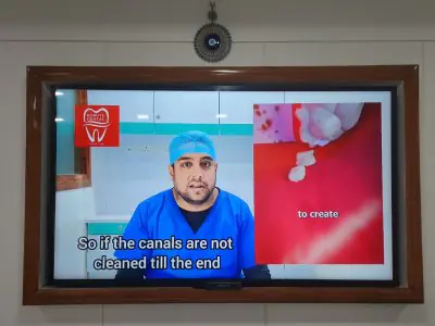 فيديو تعليمي لطبيب أسنان في منطقة استقبال Burute Dental Clinic