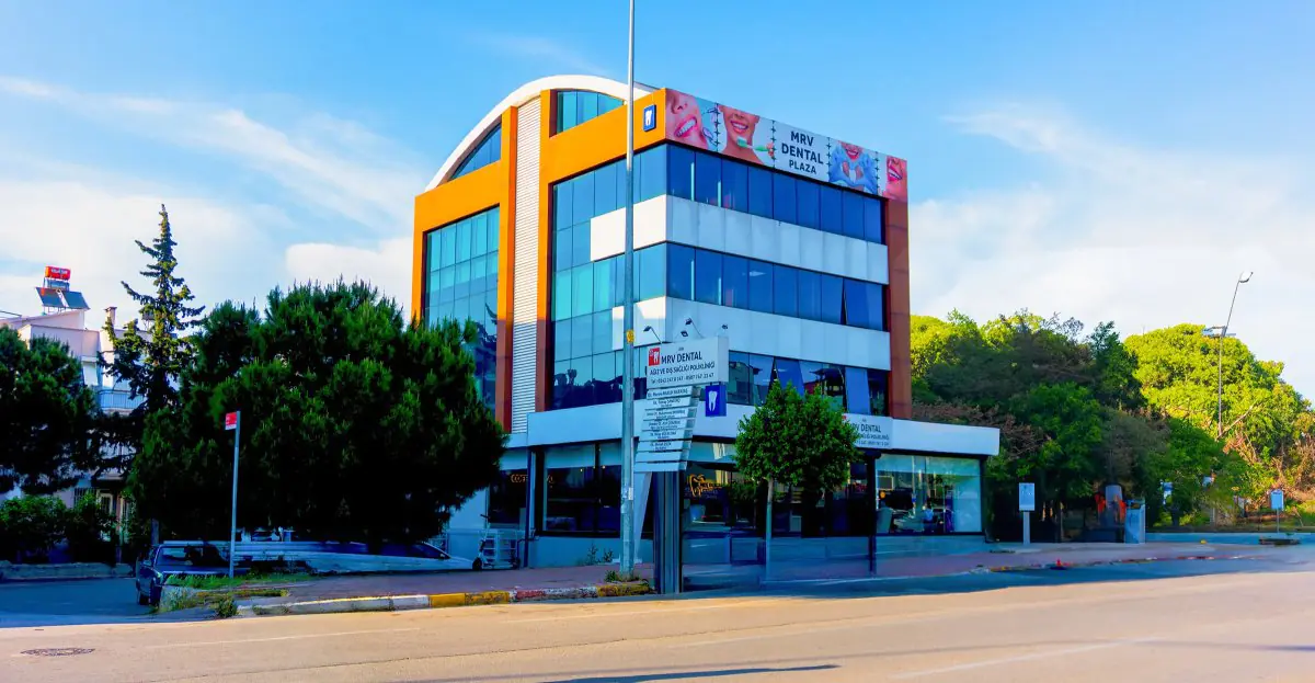 Exterior moderno del edificio de la clínica MRV Dental Plaza