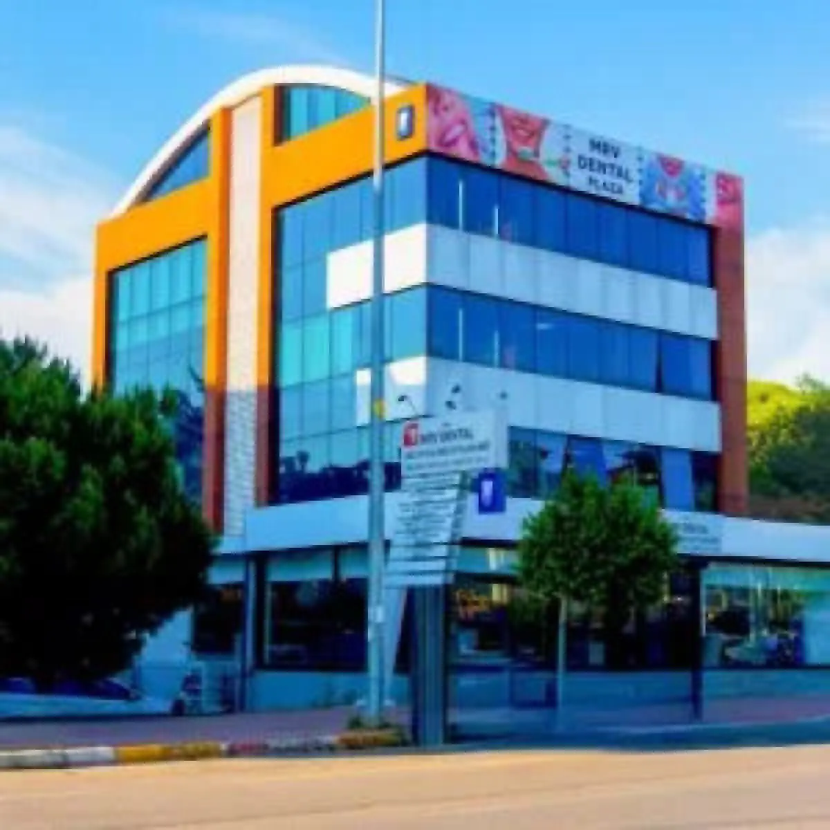 Fachada moderna de la clínica MRV Dental en Turquía
