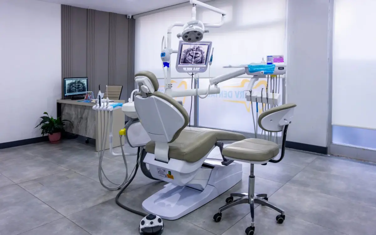 Sala de tratamiento dental con equipo moderno en la clínica MRV Dental