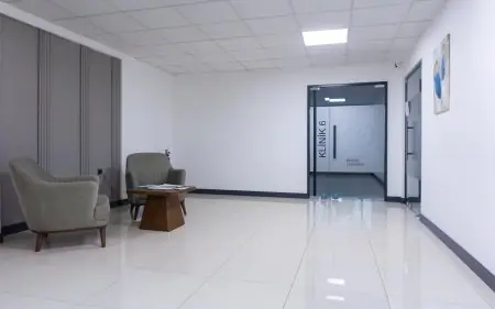 منطقة انتظار عيادة MRV Dental بكراسي حديثة ومدخل غرفة تنظيف الأسنان